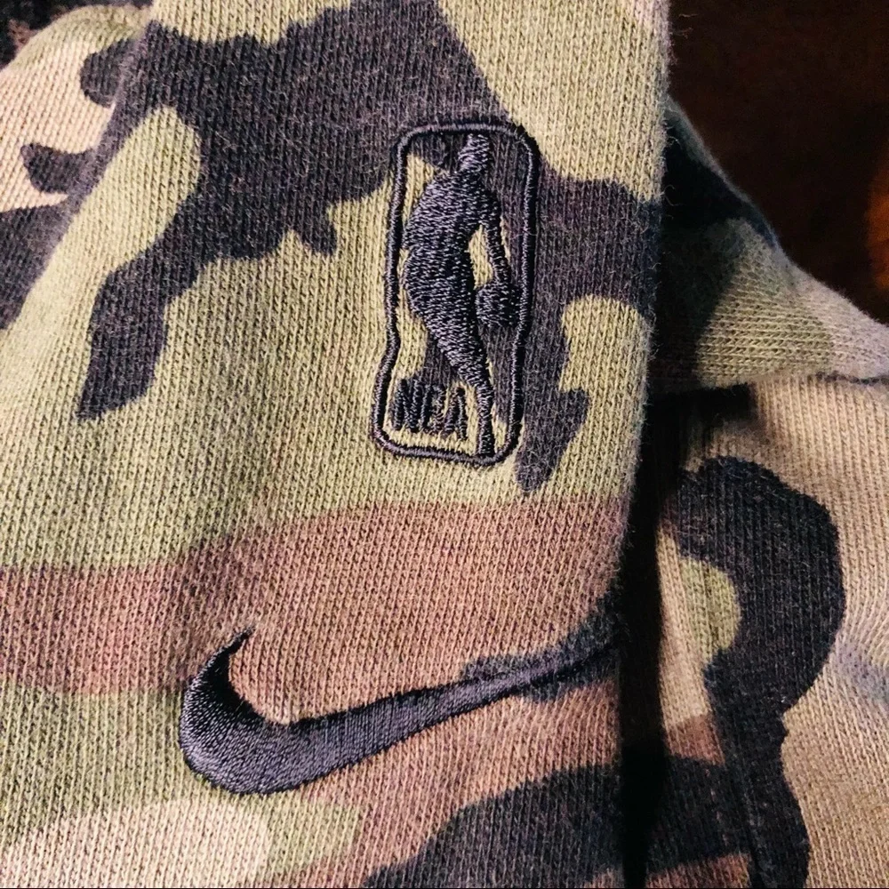 NIKE & NBA - BOYS SIZE 14/16 CAMOUFLAGE DALLAS MAVERICKS HOODIE
